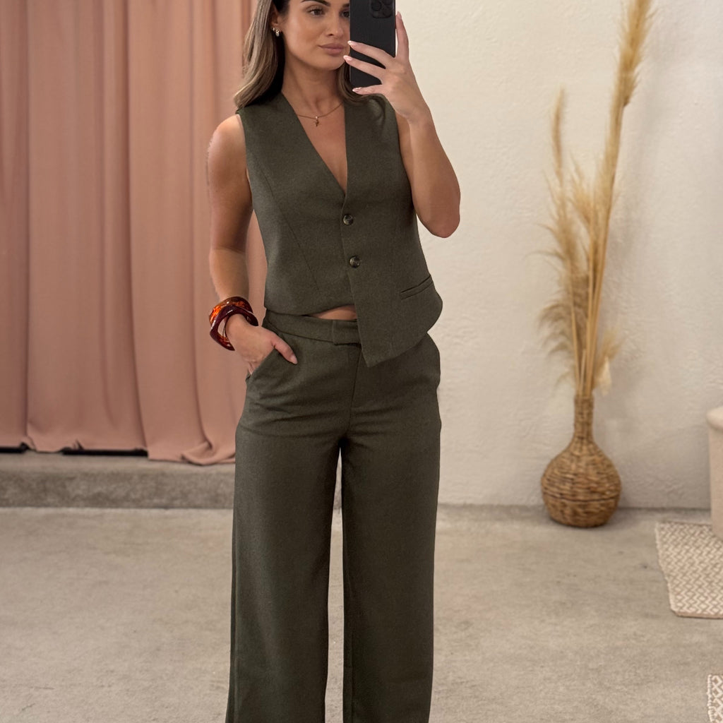 Asimetrični prsluk i pantalone Asimetrični prsluk i pantalone