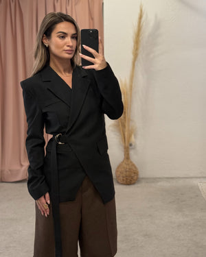 Sako sa naglašenim naramenicama Sako sa naglašenim naramenicama