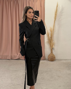 Sako sa naglašenim naramenicama Sako sa naglašenim naramenicama