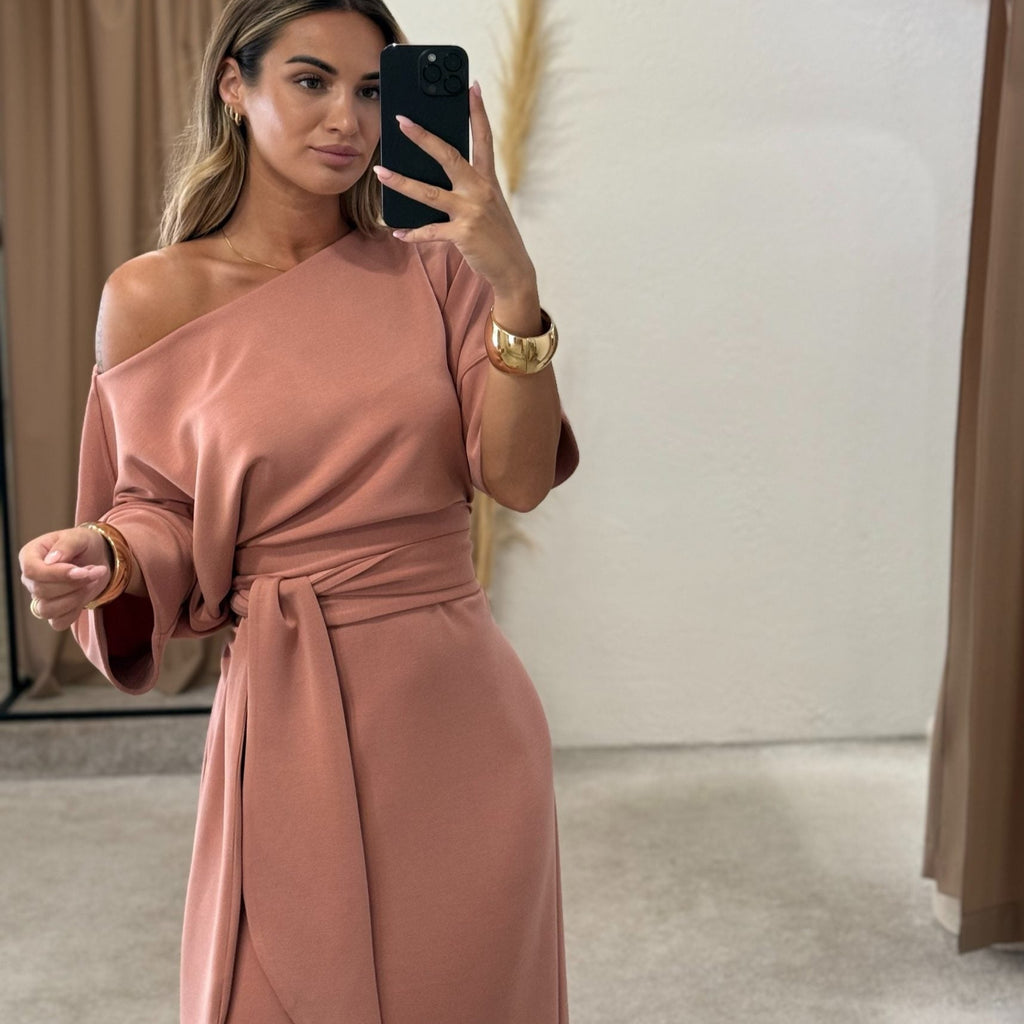 off shoulder pink dress with belt model taking selfie off shoulder pink dress with belt model taking selfie