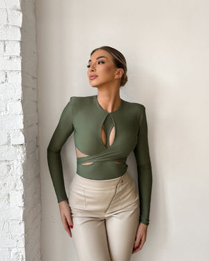 green cutout top with beige pants fashionista posing