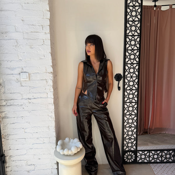 Komplet prsluk i hlače sa kroko teksturom Komplet prsluk i hlače sa kroko teksturom