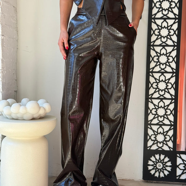 Komplet prsluk i hlače sa kroko teksturom Komplet prsluk i hlače sa kroko teksturom