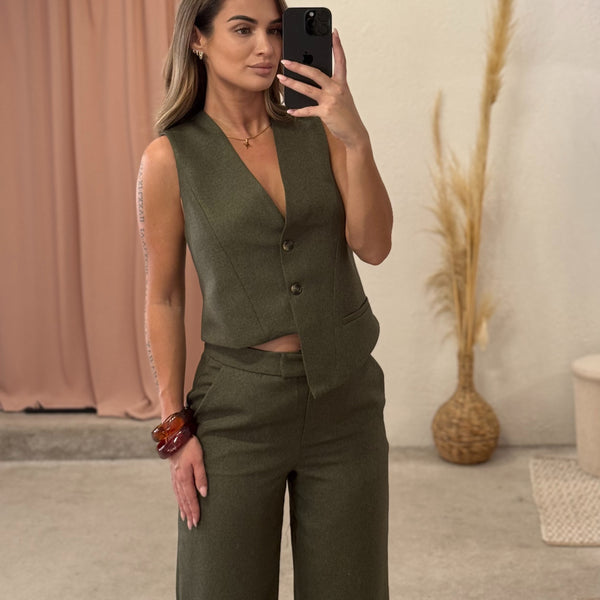 Asimetrični prsluk i pantalone Asimetrični prsluk i pantalone