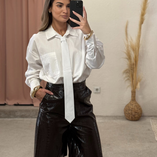 Bermude s kroko teksturom Bermude s kroko teksturom