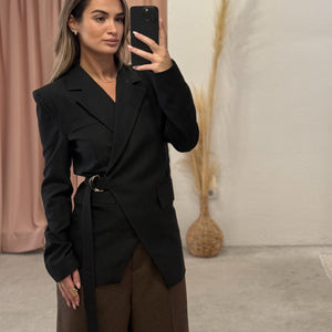 Sako sa naglašenim naramenicama