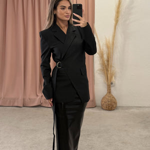 Sako sa naglašenim naramenicama