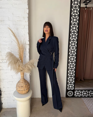 Elegantno odijelo sa pojasom